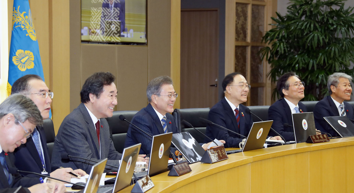 ▲문재인 대통령이 11일 오전 정부세종청사에서 열린 국무회의를 주재하고 있다.    이날 국무회의는 세종과 서울 청사간 영상회의로 진행됐다. (연합뉴스)