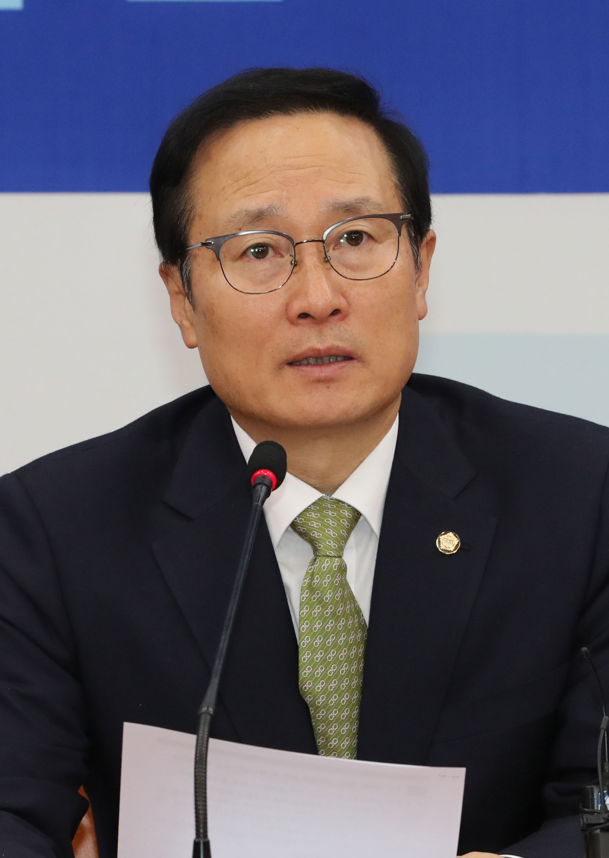 ▲더불어민주당 홍영표 원내대표가 11일 오전 국회에서 열린 원내대책회의에서 발언하고 있다. (연합뉴스)