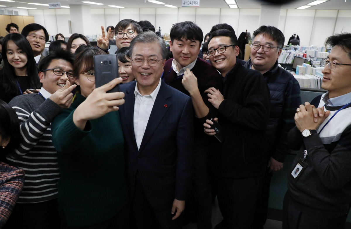 ▲문재인 대통령이 11일 오후 정부세종청사에서 '사람 중심 미래 교육'이라는 주제로 2019년도 교육부 업무보고를 받은 뒤 사립 유치원 비리 사태 이후 유치원 공공성 강화 방안 및 국공립 유치원 학급증설·서비스 개선 방안을 준비하는 유아교육정책과를 방문, 직원들을 격려하며 셀카 요청에 응하고 있다.(연합뉴스)