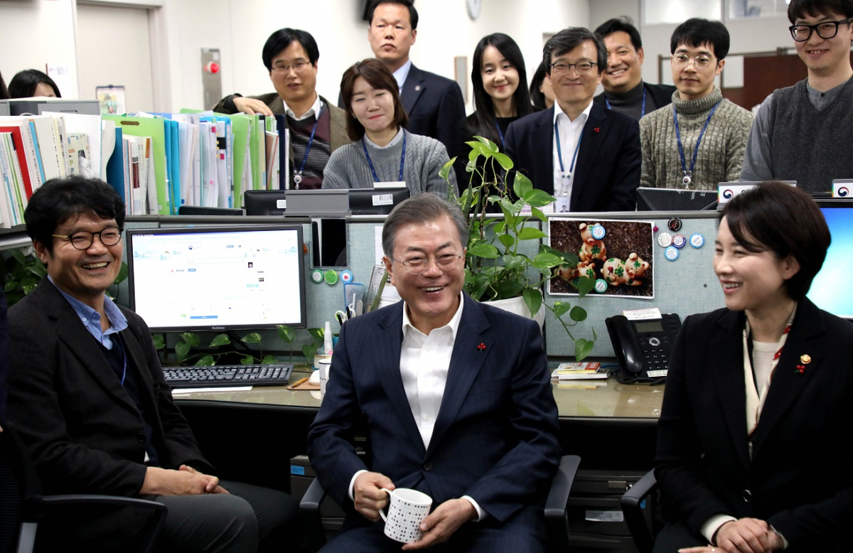 ▲문재인 대통령이 11일 오후 정부세종청사에서 '사람 중심 미래 교육'이라는 주제로 2019년도 교육부 업무보고를 받은 뒤 유은혜 부총리 겸 교육부 장관과 함께 사립 유치원 비리 사태 이후 유치원 공공성 강화 방안 및 국공립 유치원 학급증설·서비스 개선 방안을 준비하는 유아교육정책과를 방문, 직원들과 얘기를 나누며 격려하고 있다.(연합뉴스)