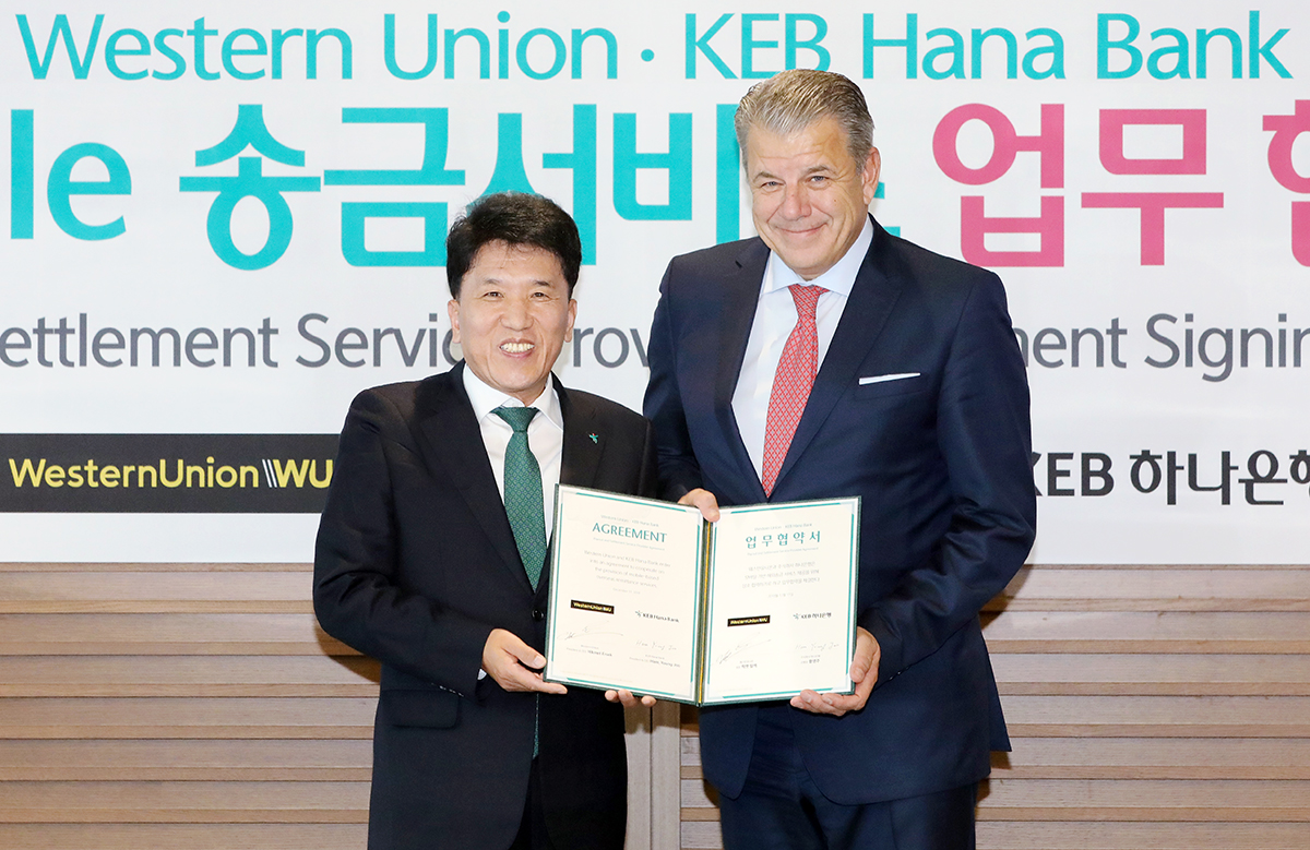 ▲ KEB하나은행은 11일 오후 서울 중구 을지로 본점에서 웨스턴 유니온(Western Union)과 모바일 해외송금 서비스 제공을 위한 업무 협약을 체결하였다. 업무협약식에 참석한 함영주 하나은행장(사진 왼쪽)과 힉멧 얼섹(Hikmet Ersek) 회장이 기념촬영을 하고 있다.(사진=KEB하나은행)