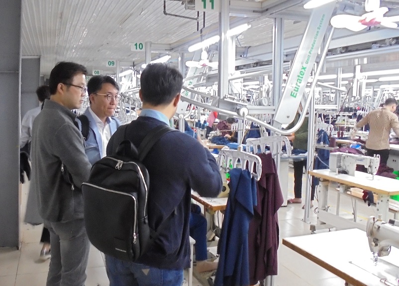 ▲베트남 현지 제조사 투어 진행 중인 모습.(사진제공=CJ오쇼핑)