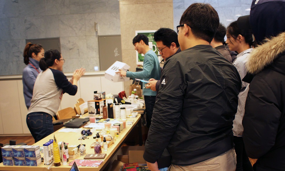 ▲웹젠의 사내 봉사동호회 ‘반딧불’은 본사 카페테리아에서 나눔 기금 마련을 위한 바자회를 개최했다. (웹젠)