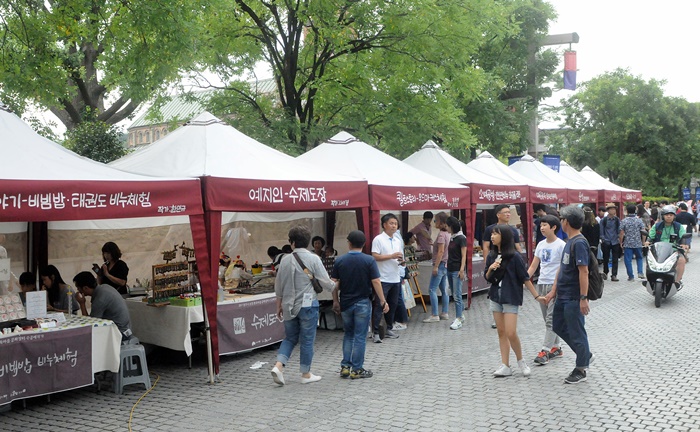 ▲지난해 9월 2일 '2017 대한민국 독서대전'이 전북 전주시 한옥마을 일대에서 열렸다.(뉴시스)