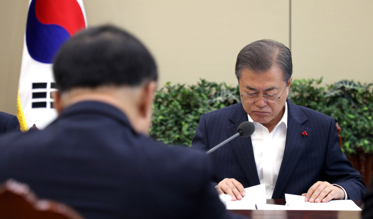 ▲문재인 대통령이 12일 오전 청와대 여민1관 소회의실에서 홍남기 경제부총리로부터 첫 정례보고를 받고 있다. [청와대 제공]