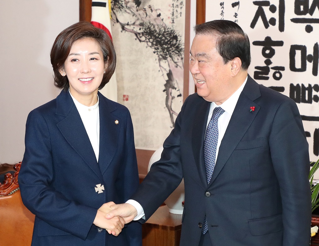 ▲문희상 국회의장이 12일 오전 예방한 자유한국당 나경원 신임 원내대표와 인사하고 있다.(연합뉴스)