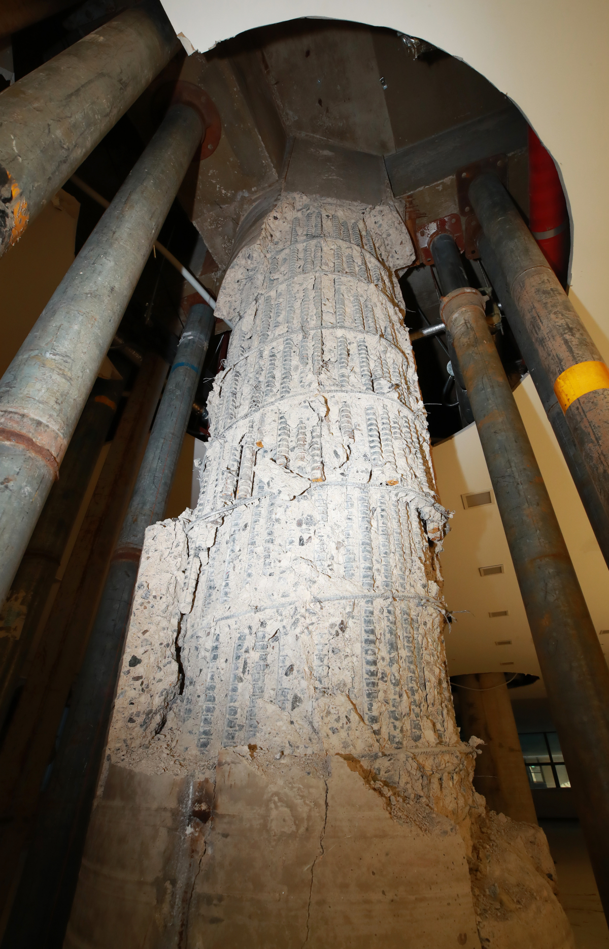 ▲12일 서울 삼성동 대종빌딩 중앙 기둥에 기둥을 감싼 콘크리트가 부서져 철골 구조물이 드러나 있다. (연합뉴스)