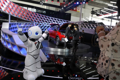 ▲중국 베이징에서 4월 26일(현지시간) 국제오토쇼 기간 한 중국 자동차업체 부스에서 로봇이 참관객을 환영하고 있다. 베이징/AP뉴시스 
