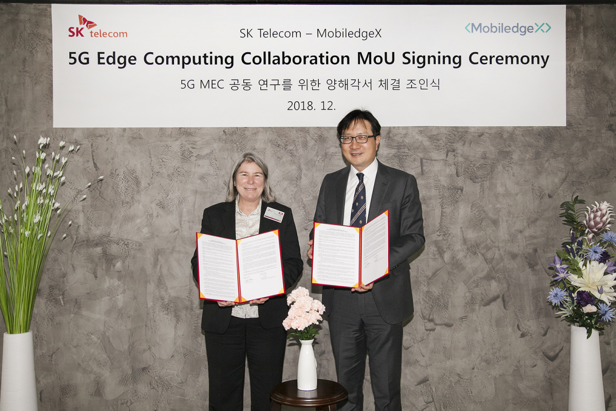 ▲경기도 성남시 SK텔레콤 분당사옥에서 박종관 SK텔레콤 네트워크기술원장(오른쪽)과 Leah Maher MobiledgeX 최고운영책임자(왼쪽)가 기념사진을 촬영하고 있다.(사진제공= SK텔레콤)