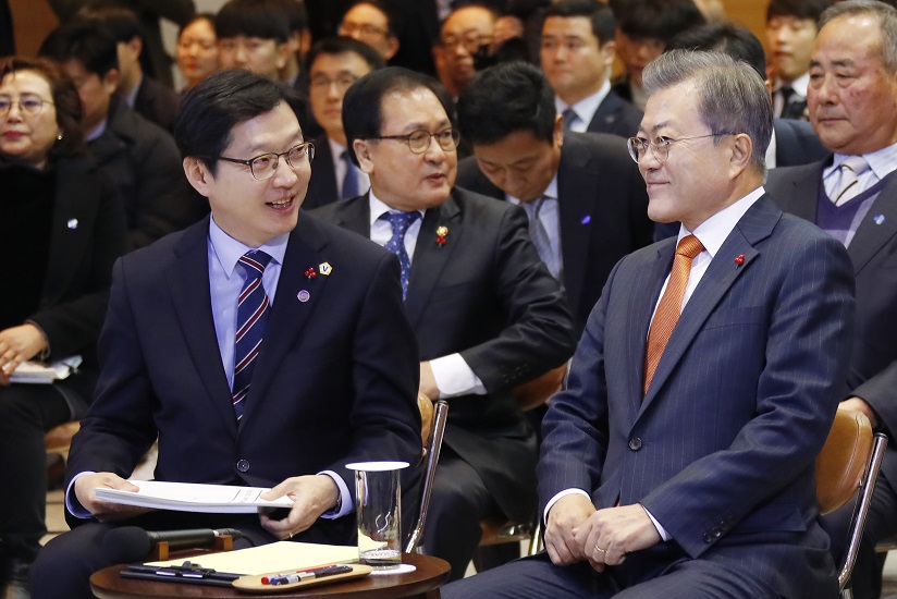 ▲문재인 대통령과 김경수 경남도지사가 13일 오전 경남 창원 경남도청에서 열린 중소기업 스마트 제조혁신 전략 보고회에 참석해 대화하고 있다.(연합뉴스)