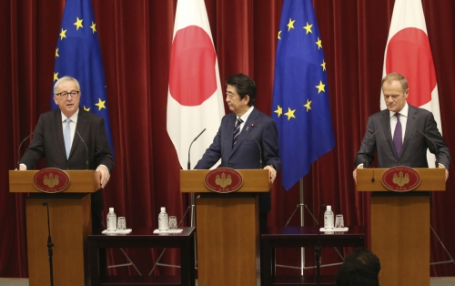 ▲(왼쪽부터) 장 클로드 융커 유럽연합(EU) 위원장, 아베 신조 일본 총리. 도날드 투스크 EU 이사회 의장이 7월 17일(현지시간) 일본 도쿄에서 일본-EU 회담 기자회견에서 발언하고 있다. 도쿄/AP뉴시스
