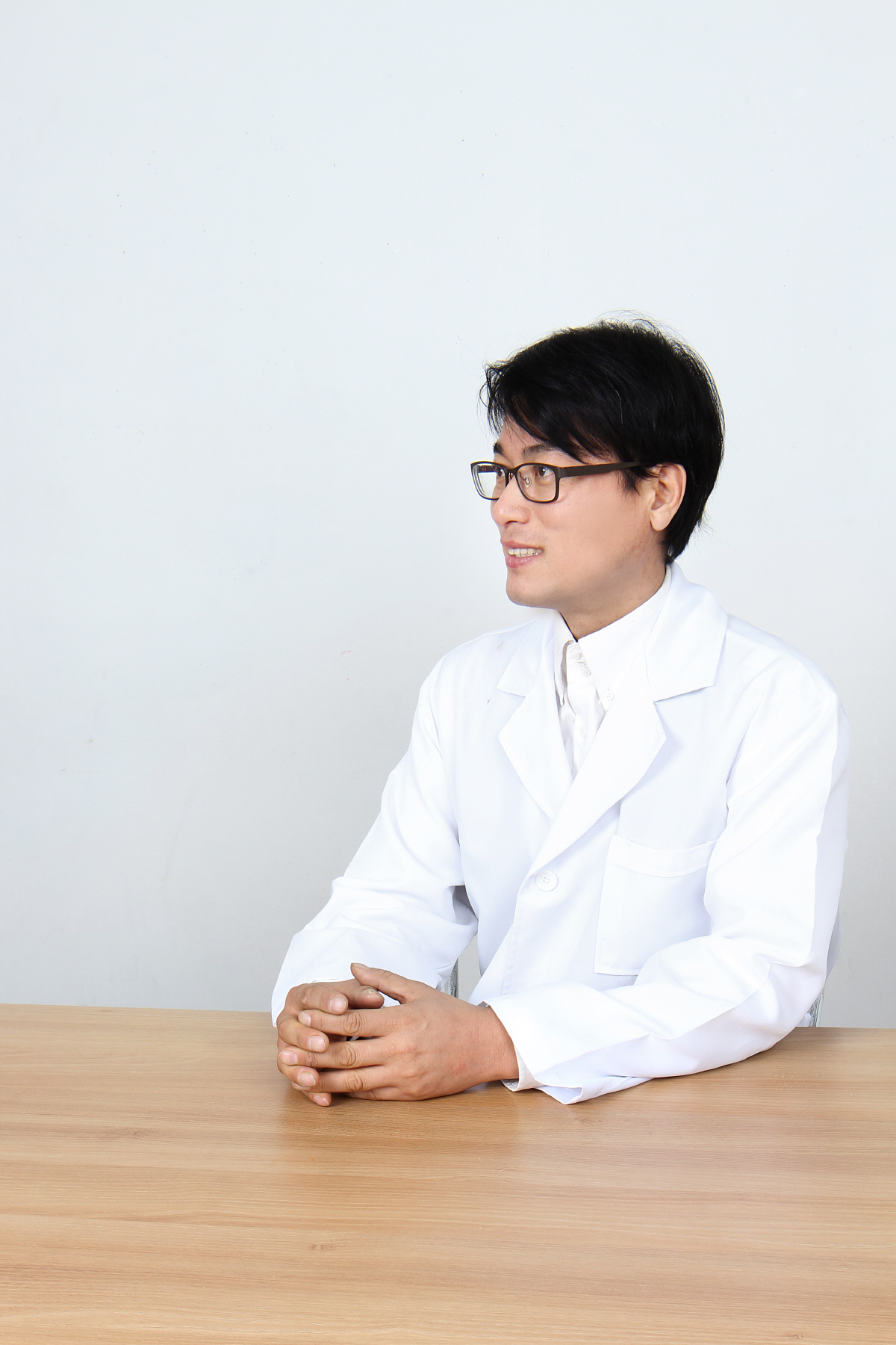 ▲남우영 야생초 대표가 자신이 개발한 야생초 저염 김치에 대해 설명하며 환하게 웃음짓고 있다.