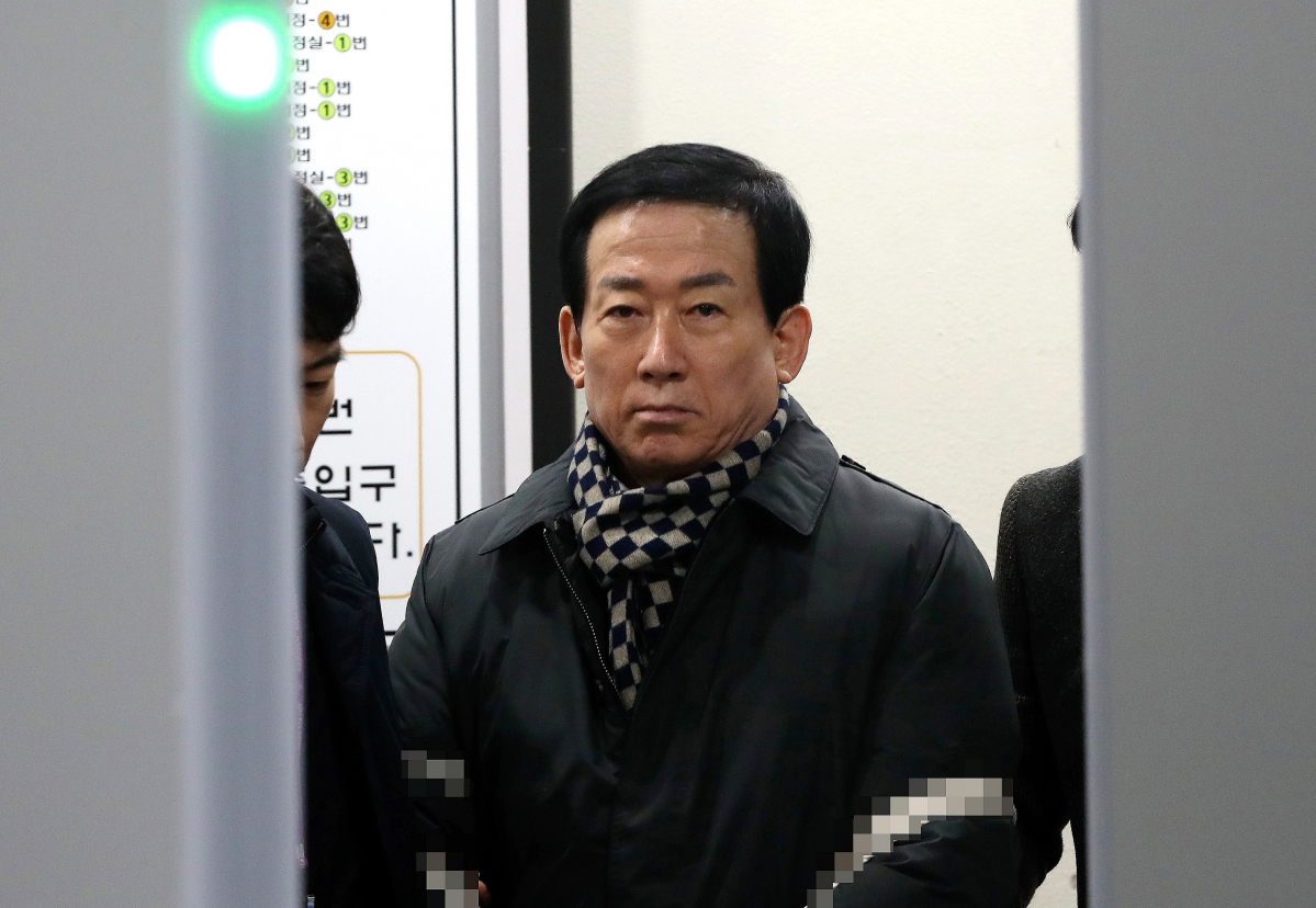 ▲오현득 국기원장이 13일 오전 서울 서초동 중앙지방법원에서 구속 전 피의자 심문(영장실질심사)를 마친 뒤 경찰과 함께 이동하고 있다. (사진 제공=연합뉴스)