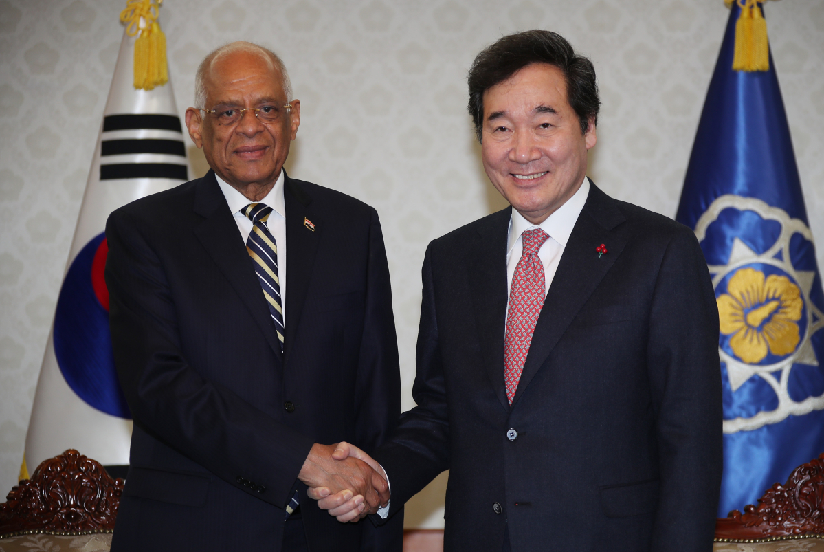 ▲13일 서울 세종로 정부서울청사에서 이낙연 국무총리와 알리 압델 알 이집트 국회의장이 악수하고 있다.(사진 제공=연합뉴스)