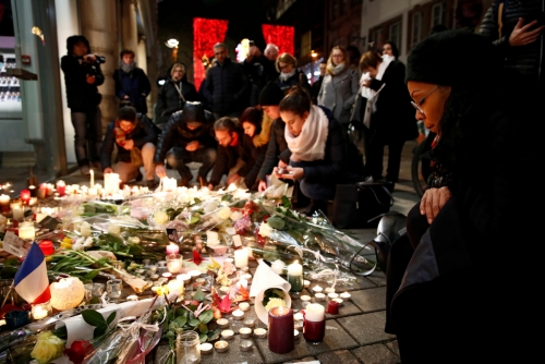 ▲13일(현지시간) 프랑스 스트라스부르 시민들이 지난 11일 크리스마스 시장 총격사건의 희생자들을 추모하고 있다.  스트라스부르/로이터연합뉴스
