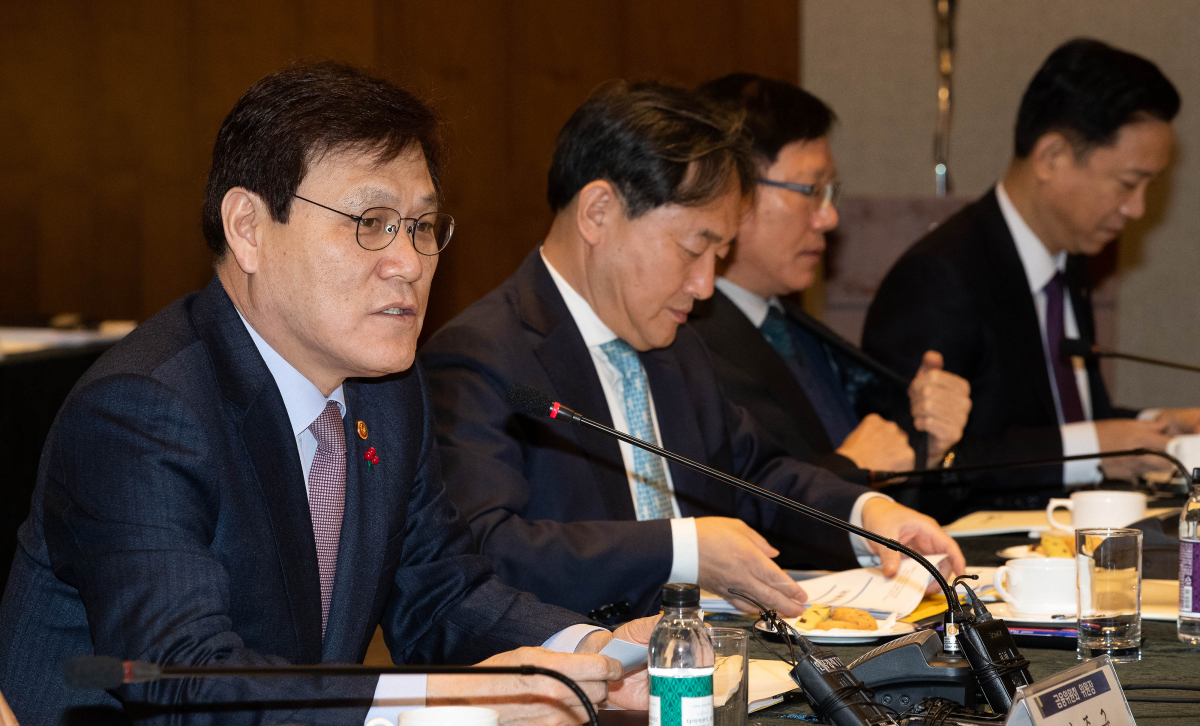 ▲최종구 금융위원장은 14일 서울 중구 은행회관에서 제36차 금융중심지추진위원회 회의를 열어 민간위원을 위촉하고 회의를 진행했다.(사진=금융위원회)