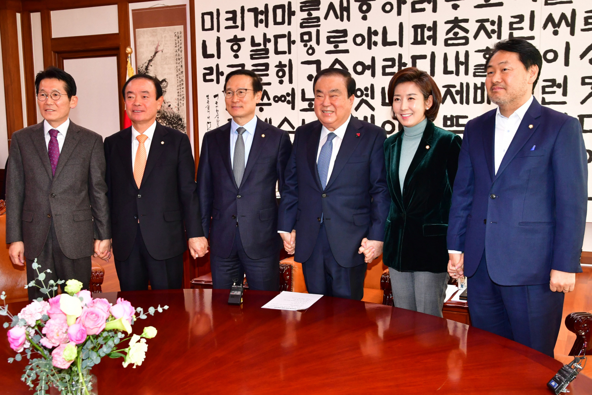 ▲문희상 국회의장이 14일 오전 국회 의장실에서 여야 5당 원내대표 회동에서 기념촬영을 하고 있다. 왼쪽부터 정의당 윤소하, 민주평화당 장병완, 더불어민주당 홍영표 원내대표, 문 의장, 자유한국당 나경원, 바른미래당 김관영 원내대표.(뉴시스)