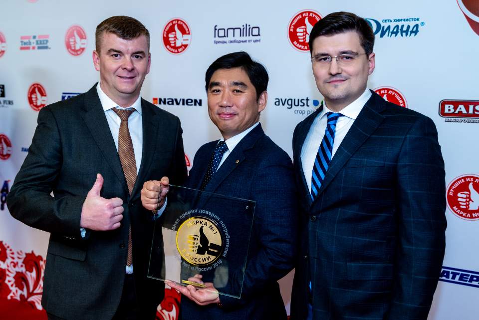 ▲김택현 경동나비엔 러시아 법인장이 법인 직원들과 수상하고 있다.(사진제공=경동나비엔)