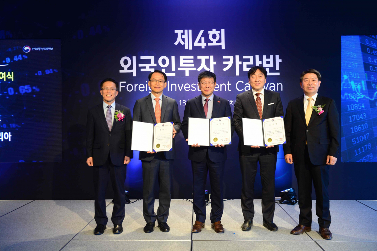 ▲왼쪽부터 김선민 산업통상자원부 무역투자실장, 박일용 에어리퀴드코리아 대표이사, 김영률 한국바스프 대표이사, 송하봉 인튜이티브서지컬코리아 전무, 이승현 외국기업협회장. (사진 제공=바스프)