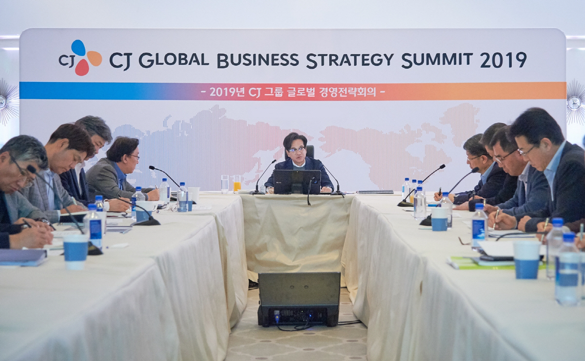 ▲이재현 회장(왼쪽 다섯번째)이 미국 LA에서 그룹 글로벌 경영전략회의를 주재하며 주요 경영진과 중장기 전략을 점검하고 있다.(사진 왼쪽부터) CJ ENM 오쇼핑부문 허민호 대표, CJ ENM 허민회 대표, CJ주식회사 김홍기 대표, CJ주식회사 박근희 부회장, CJ 이재현 회장, CJ대한통운 박근태 대표, CJ제일제당 신현재 대표, CJ제일제당 식품사업부문 강신호 대표, CJ대한통운 손관수 공동대표