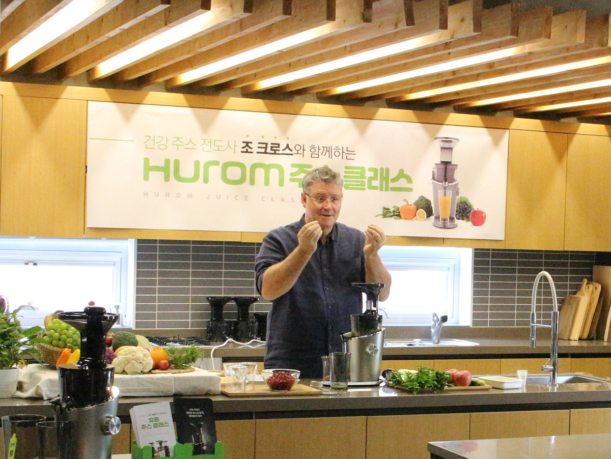 ▲ 조 크로스와 함께 하는 휴롬 주스 클래스 현장(사진제공=휴롬)