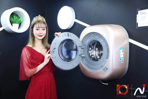 ▲2018 중국 '홍딩장' 수상식장에서 모델이 대우전자 벽걸이 드럼세탁기 '미니'를 소개하고 있다. (사진제공=대우전자)