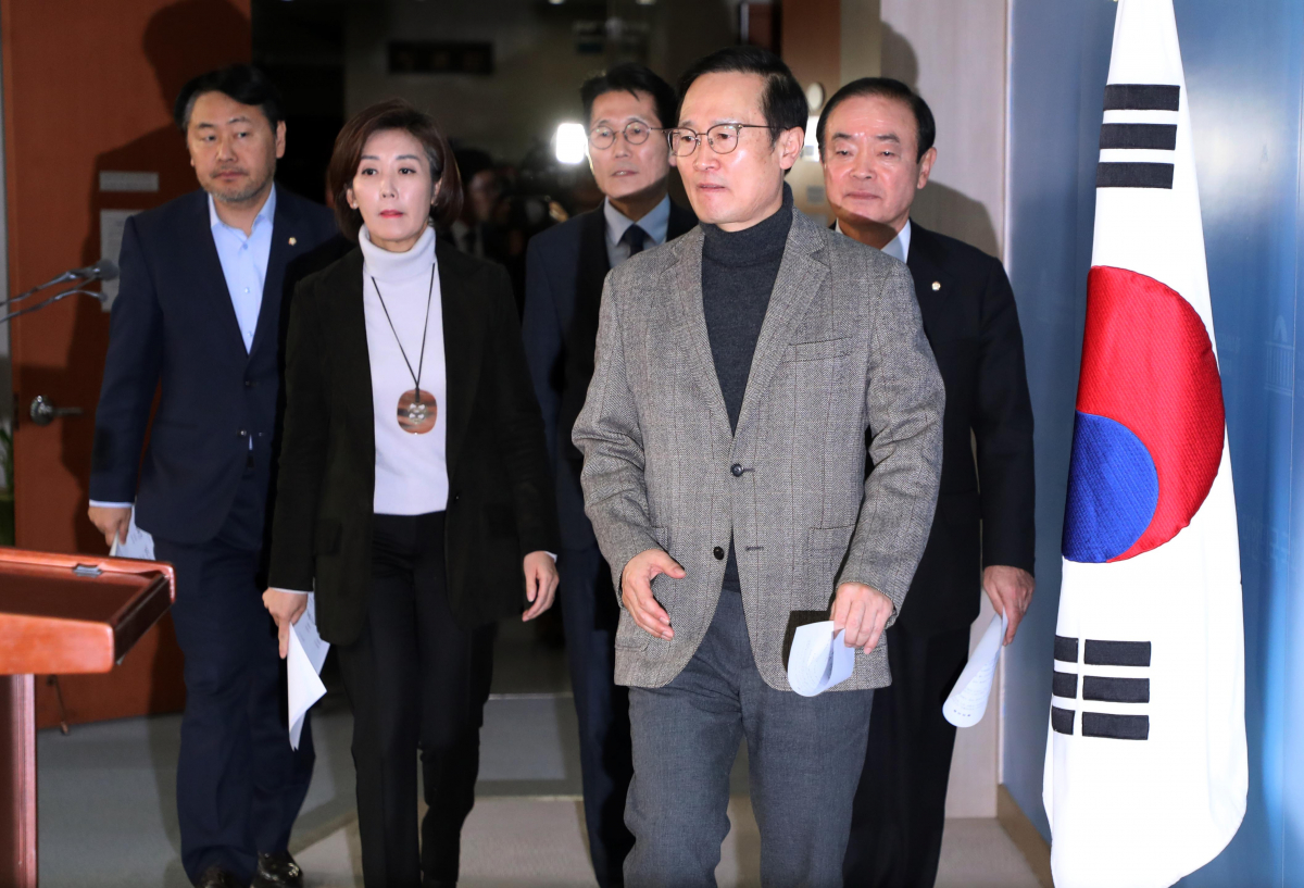 ▲바른미래당 김관영 원내대표, 자유한국당 나경원 원내대표, 더불어민주당 홍영표 원내대표, 민주평화당 장병완 원내대표, 정의당 윤소하 원내대표 등 여야 5당 원내대표가 15일 오후 국회 정론관에서 연동형 비례대표제 도입 검토를 합의한 것과 관련해 기자회견을 하기 위해 회견장으로 들어오고 있다. (연합뉴스)