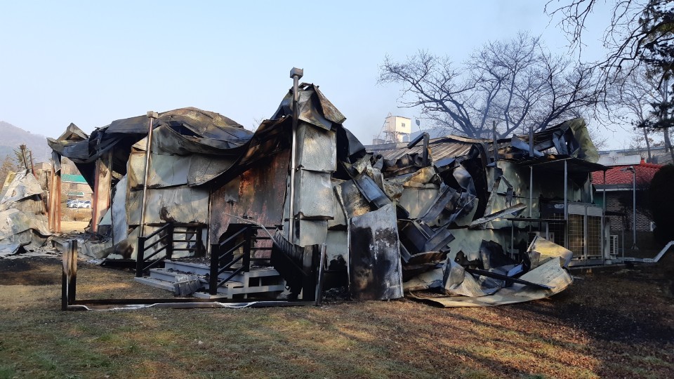▲17일 화재로 전소된 제천 시멘트공장의 한 건물(연합뉴스)