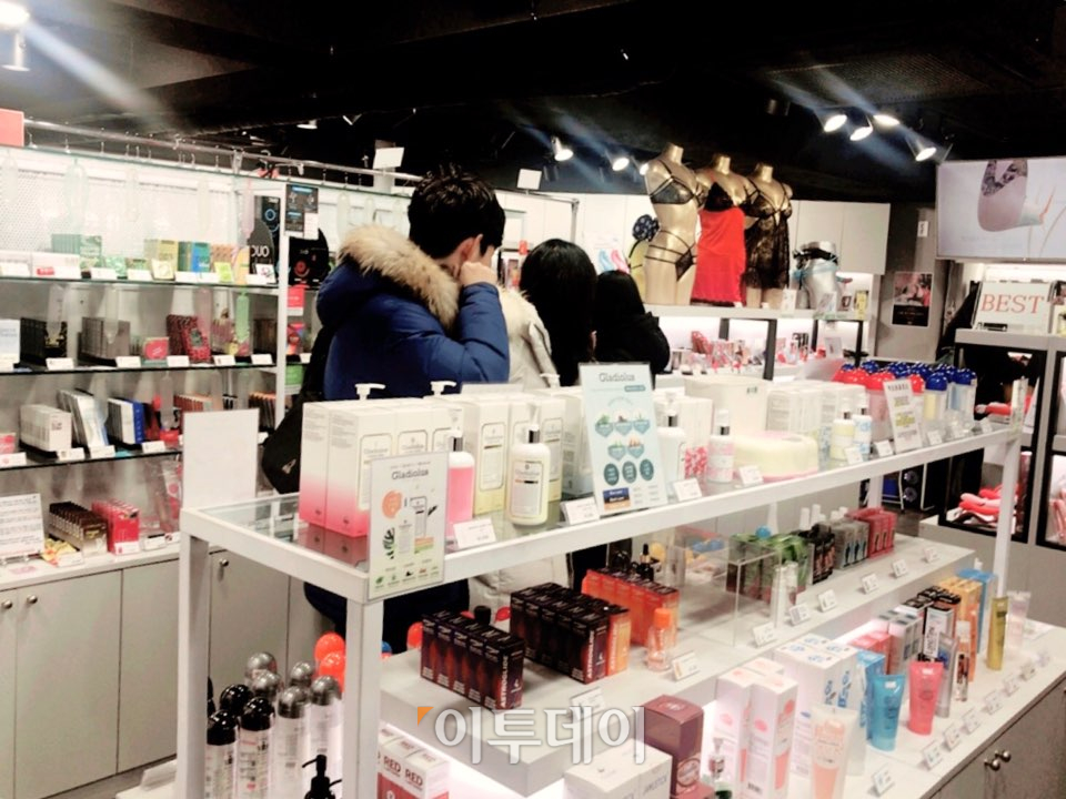 ▲매장 안에는 여러 커플이 상품을 둘러보고 있었고, 커플들은 종종 매장 직원에게 상품 추천을 부탁하기도 했다. (나경연 기자 contest@)