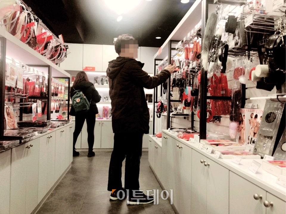 ▲매장에 진열된 상품은 자위기구, 콘돔, 속옷 등 다양한 상품들이 전시돼 있었고, 홀로 방문한 고객보다는 커플끼리 방문한 고객들이 훨씬 많았다. (나경연 기자 contest@)