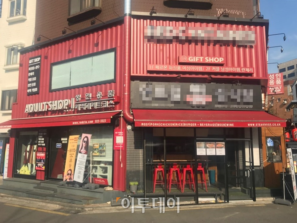 ▲홍대에 위치한 한 성인용품 숍. 홍대 거리 한 가운데 위치한 2층짜리 건물은 주변 레스토랑이나 카페 건물과 자연스럽게 어우러져 큰 위화감이 들지 않았다. (나경연 기자 contest@)