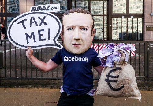 ▲벨기에 브뤼셀에서 4일(현지시간) EU 재무장관 회의에 앞서 한 시민운동가가 마크 저커버그 페이스북 CEO를 묘사한 가면을 쓰고 디지털세 도입을 촉구하고 있다. 브뤼셀/EPA연합뉴스 
