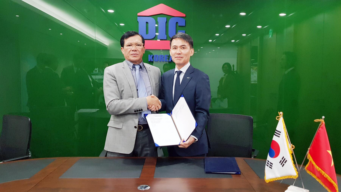 ▲정영균 희림 대표이사(오른쪽)와 응우엔 티엔 뚜언 DIC그룹 회장이 서울에 있는 DIC코리아 본사에서 업무협약을 체결하고 기념촬영을 하고 있다.(사진=회사제공)