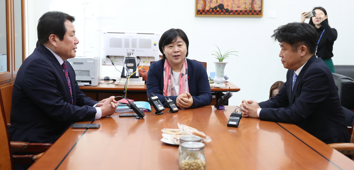 ▲18일 오전 국회에서 열린 교섭단체 원내수석부대표 회동에서 참석자들이 얘기를 나누고 있다. 왼쪽부터 자유한국당 정양석 원내수석부대표, 더불어민주당 서영교 원내수석부대표, 바른미래당 유의동 원내수석부대표. (연합뉴스)