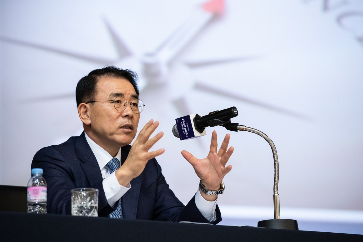 ▲조용병 신한금융그룹 회장이 18일 경기도 기흥 신한은행 연수원에서 열린 신입 직원 연수원에서 축하인사를 하고 있다.(사진=금융위원회 )