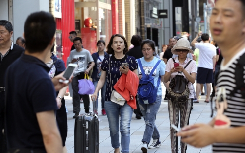 ▲중국인 관광객들이 2016년 6월 10일(현지시간) 일본 도쿄 긴자 쇼핑가를 거닐고 있다. 18일자로 일본을 방문한 외국인 관광객 수가 사상 처음으로 연 3000만 명을 넘을 전망이다. 도쿄/AP뉴시스 
