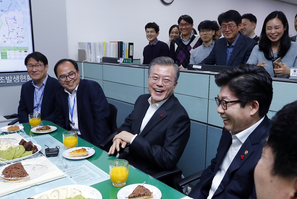 ▲문재인 대통령이 18일 오후 정부세종청사 환경부에서 '모두가 함께 만드는 건강하고 쾌적한 환경'이라는 주제로 2019년도 환경부 업무보고를 받은 뒤 전국 주요 상수원의 녹조와 각종 수질오염 사고에 대응하는 수질관리과를 방문, 직원들과 얘기를 나누고 있다. (연합뉴스)