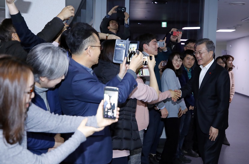 ▲문재인 대통령이 18일 오후 정부세종청사 환경부에서 '모두가 함께 만드는 건강하고 쾌적한 환경'이라는 주제로 2019년도 환경부 업무보고를 받은 뒤 나오며 직원들의 환영을 받고 있다.(연합뉴스)