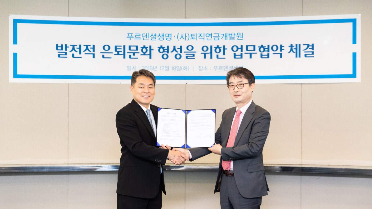 ▲푸르덴셜생명 커티스 장 대표(왼쪽)와 퇴직연금개발원 홍경식 대표(오른쪽)가 18일 서울 역삼동 푸르덴셜타워에서 전략적 업무 제휴를 맺고 기념촬영을 하고 있다.(사진=푸르덴셜생명)