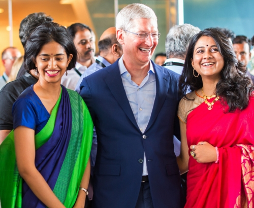 ▲팀 쿡 애플 최고경영자(CEO)가 2016년 5월 19일(현지시간) 인도 방문 중 하이데바라드의 애플 맵 개발 사무소에서 직원들과 함께 하면서 파안대소하고 있다. 하이데바라드/AP뉴시스
