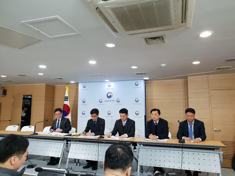 ▲19일 국토교통부와 서울시 등 지자체가 발표한 '2차 수도권 주택공급 계획 및 수도권 광역교통망 개선방안' 등에 대해 관련 실무자가 질의 시간을 가지고 있다.(이신철 기자 camus16@)