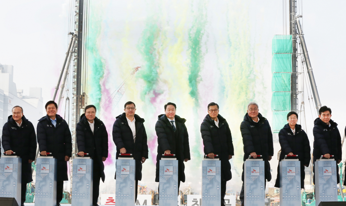 ▲SK하이닉스가 이천 본사에서 M16 기공식을 19일 개최했다. 왼쪽부터 이석희 SK하이닉스 CEO, 박정호 글로벌성장위원장, 장동현 SK㈜ CEO, 최재원 SK그룹 수석부회장, 최태원 SK그룹 회장, 조대식 SK수펙스추구협의회 의장, 김준 Comm.위원장, 박성욱 ICT위원장, 서진우 인재육성위원장(사진제공=SK하이닉스)