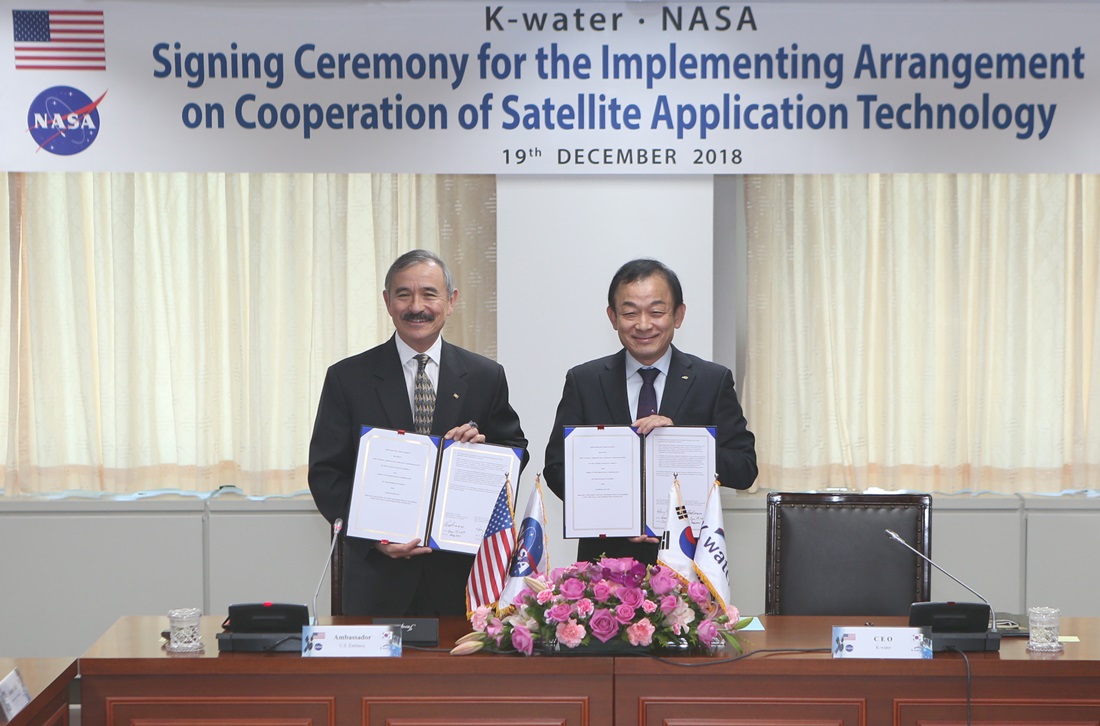 ▲이학수 한국수자원공사 사장(오른쪽)이l 19일 대전시 대덕구 본사에서 미국 항공우주국(NASA)과 ‘물관리 및  수재해 분야 위성활용 기술 공동개발’ 이행각서를 체결한 후 미국 정부 대표로 참석한 해리 해리스 주한미국대사와 기념사진을 찍고 있다. (한국수자원공사)