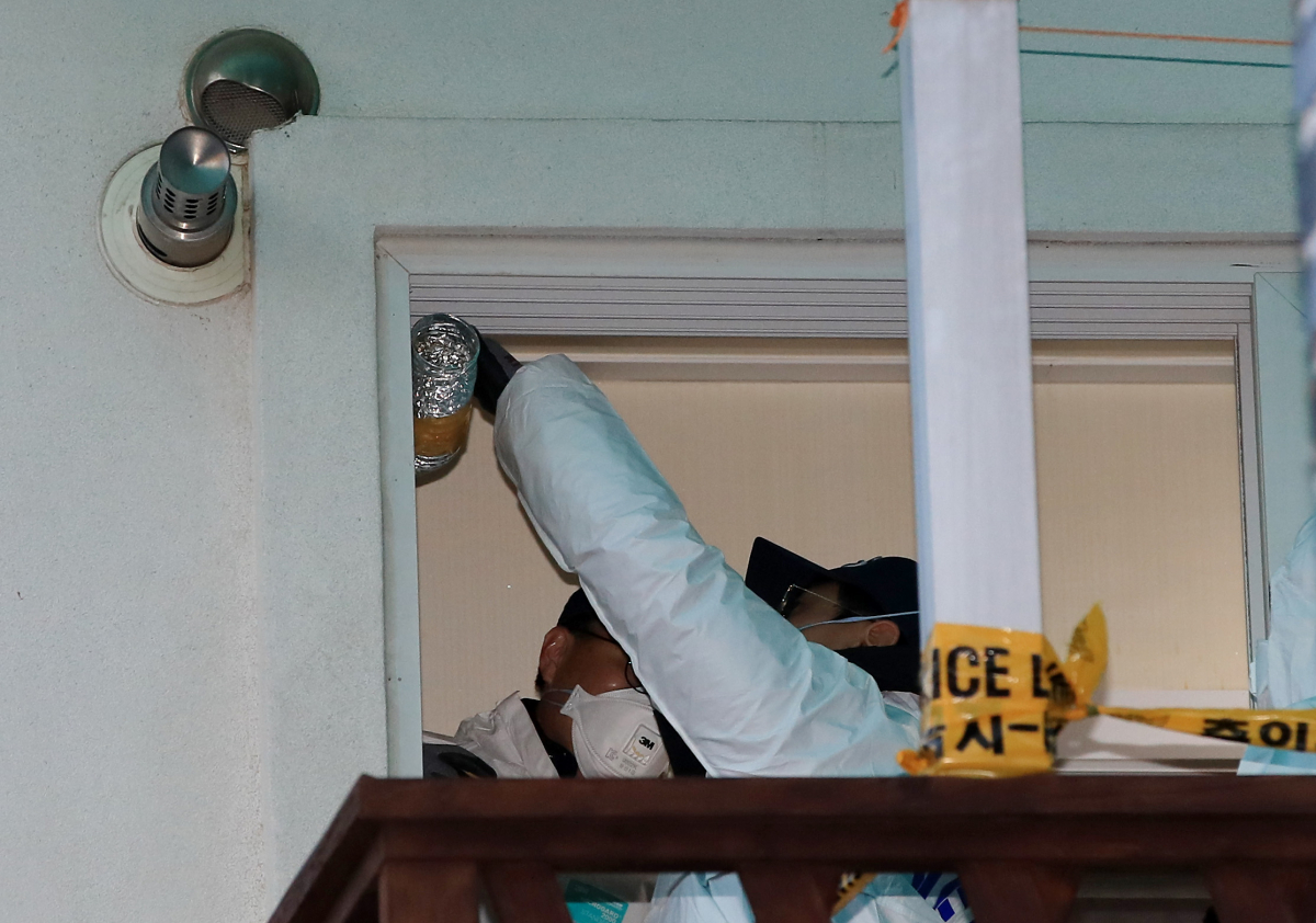 ▲강릉 펜션사고 현장을 조사 중인 경찰(연합뉴스)