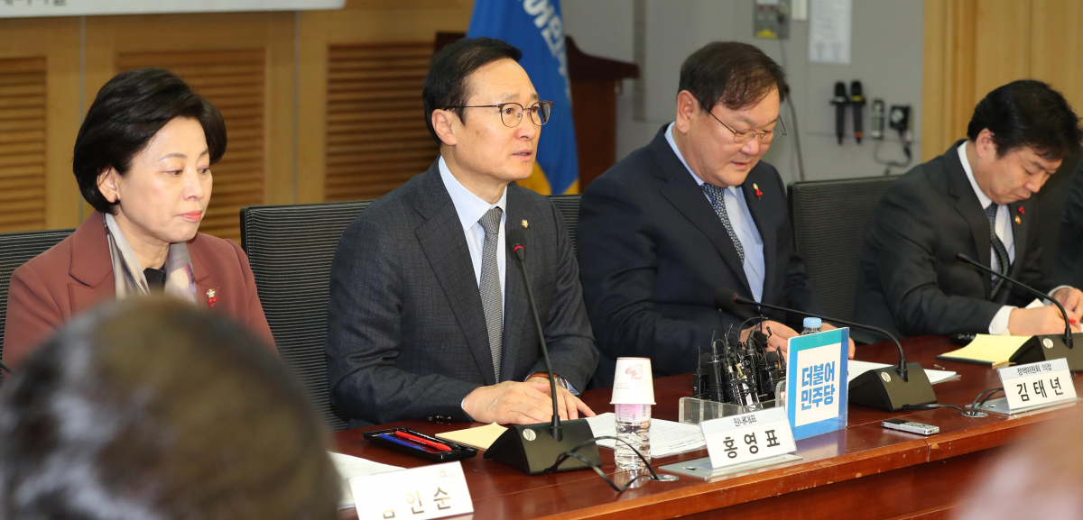 ▲더불어민주당 홍영표 원내대표가 20일 오전 국회 의원회관에서 열린 자영업 성장ㆍ혁신 종합대책 당ㆍ정ㆍ업계협의에서 발언하고 있다. (연합뉴스)