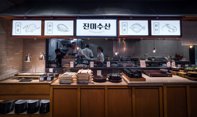 ▲계절밥상 여의도 IFC점 ‘진미수산’ 코너는 석화, 꼬막, 골뱅이 등을 활용한 다양한 해산물 요리를 제공한다.