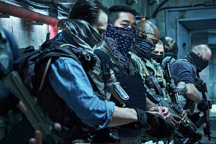 ▲에이헵(하정우 분)은 미국에서 가장 잘 나가는 글로벌 민간군사기업 블랙리저드의 캡틴이다. 어떻게든 모든 동료들을 데리고 벙커를 탈출하려 하지만 예기치 못한 상황이 닥치면서 혼자만 살아 남게 된다. (사진제공=CJ엔터테인먼트)