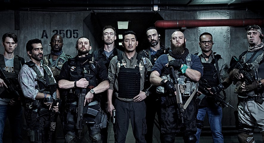 ▲현재 미국 내 주요 민간군사기업들은 미 정부와의 대규모 계약을 통해 군수품 병참과 시설물 경호를 맡고 있어, 정부가 의존하고 있는 그들의 역할이 작지 않다. (사진제공=CJ엔터테인먼트)