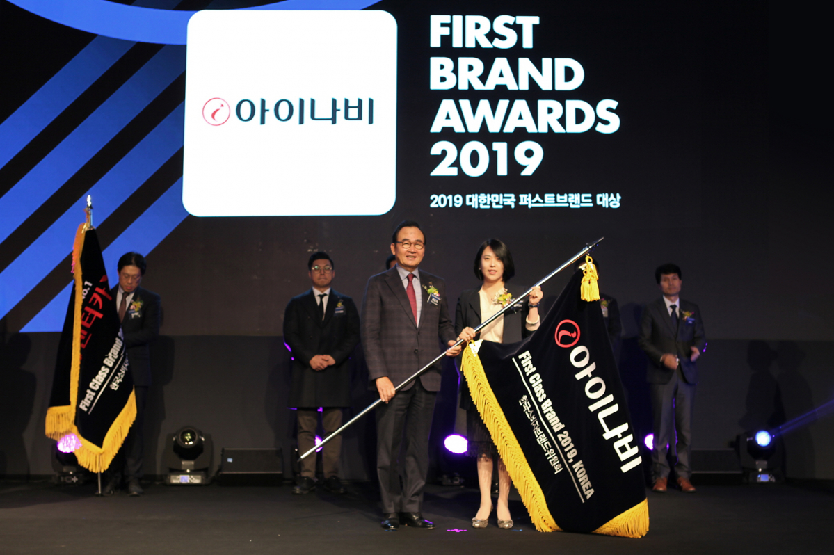 ▲이남경 팅크웨어 마케팅본부장(오른쪽)과 윤은기 한국소비자브랜드위원장(왼쪽)이 ‘2019퍼스트브랜드대상’ 시상식에서 기념촬영을 하고 있다. (팅크웨어)