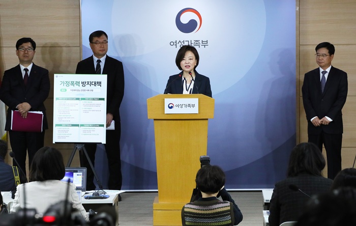 ▲진선미 여성가족부 장관이 27일 서울 세종로 정부서울청사에서 범정부 차원의 가정폭력 방지대책을 발표하고 있다.(연합뉴스)